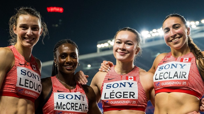 Quatre coureuses posent pour la photo.