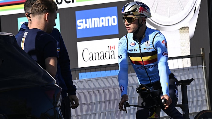Il se prépare à s'élancer dans une course, vêtu de l'équipement de la sélection belge.