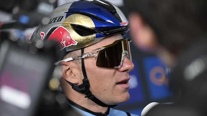 Le Belge Remco Evenepoel répond aux questions des médias avant le début de la course.
