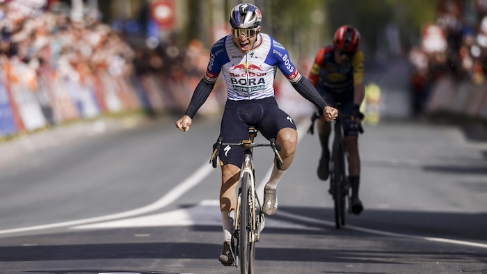 Il célèbre une victoire à la ligne d'arrivée.