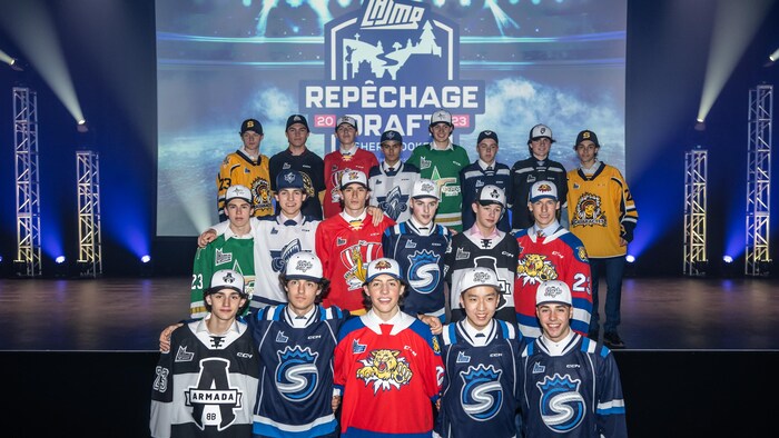 Des joueurs de hockey posent fièrement pour la caméra après leur sélection au repêchage.