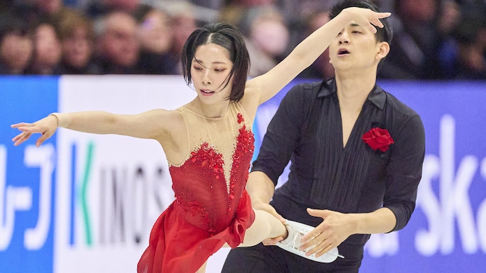 Deux patineurs artistiques en action. 
