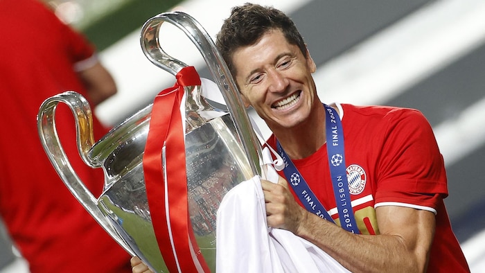 Il soulève un trophée.