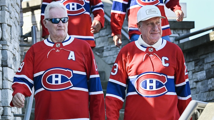 Deux hommes descendent des marches à l'extérieur.
