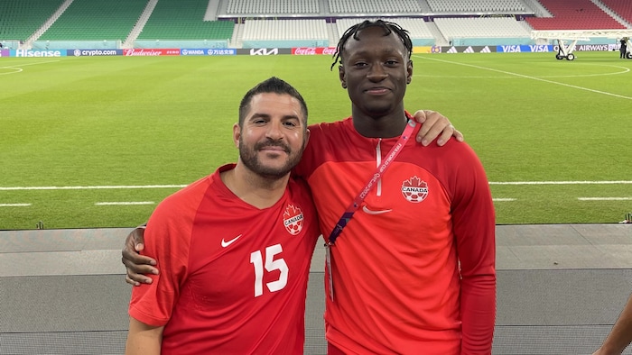 Deux hommes posent pour une photo.