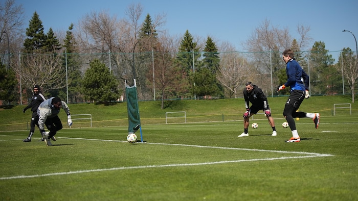 Des joueurs de soccer participent à un exercice pendant un entraînement.