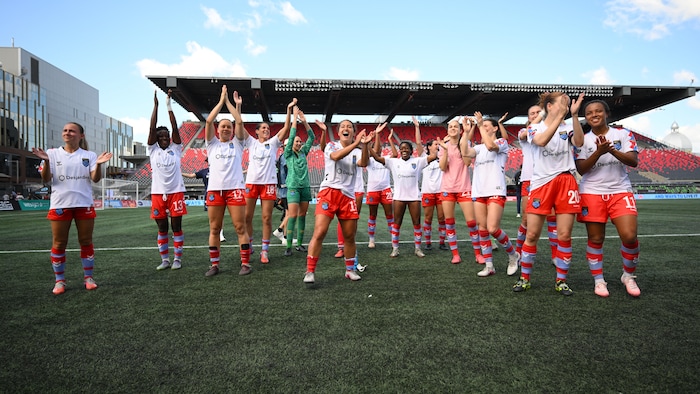 Elles applaudissent leurs supporters qui se sont déplacés à Ottawa.
