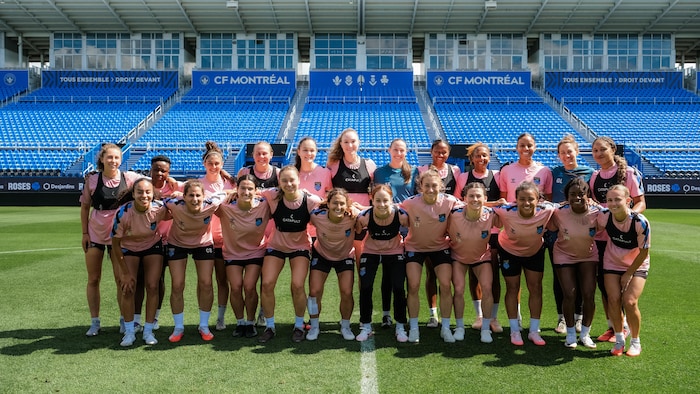 L'équipe pose pour une photo de groupe après l'entrainement.