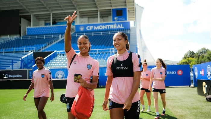 Des joueuses des Roses foulent la pelouse du Stade Saputo.