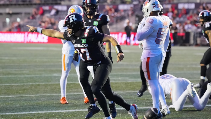 Un joueur de football célèbre son touché. 