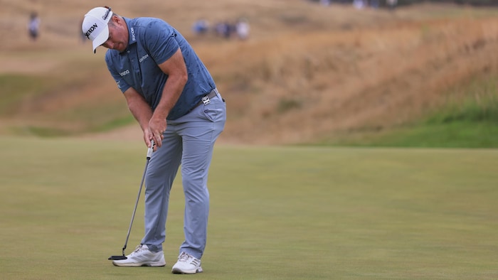 Un golfeur fait un roulé.