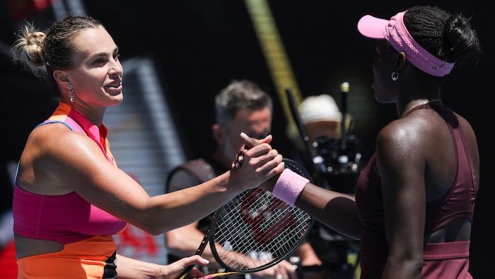 Deux joueuses de tennis se serrent la main. 