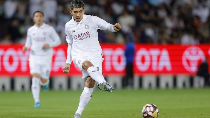 Un joueur de soccer professionnel vient de frapper le ballon pendant un match.