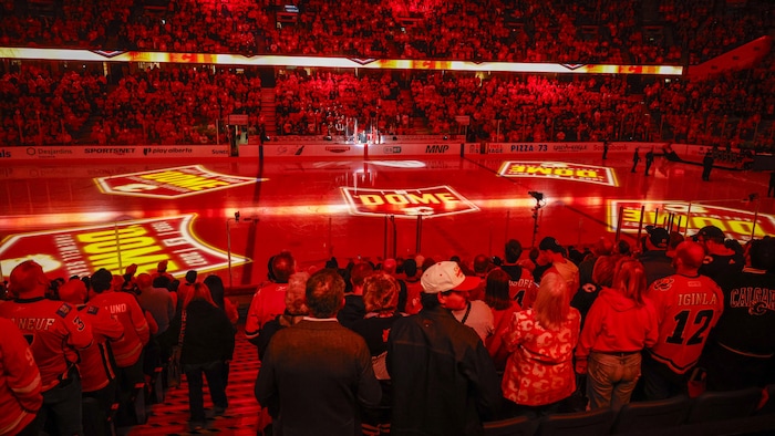 Les supporteurs des Flames sont debouts durant la cérémonie d'avant-match.