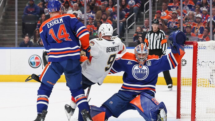 Sam Bennett tombe sur Stuart Skinner.