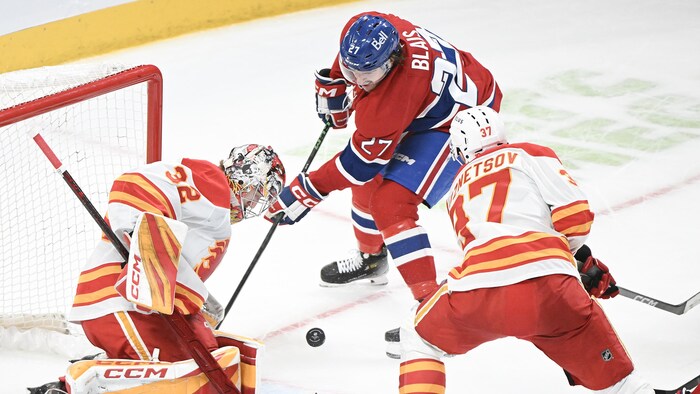 Le tir de Samuel Blais est arrêté par le gardien des Flames de Calgary Dustin Wolf.