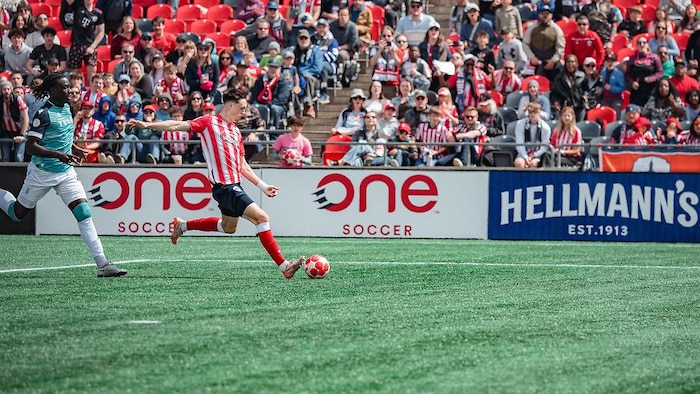 Un joueur de shot s'apprête à tirer au but pendant une rencontre.