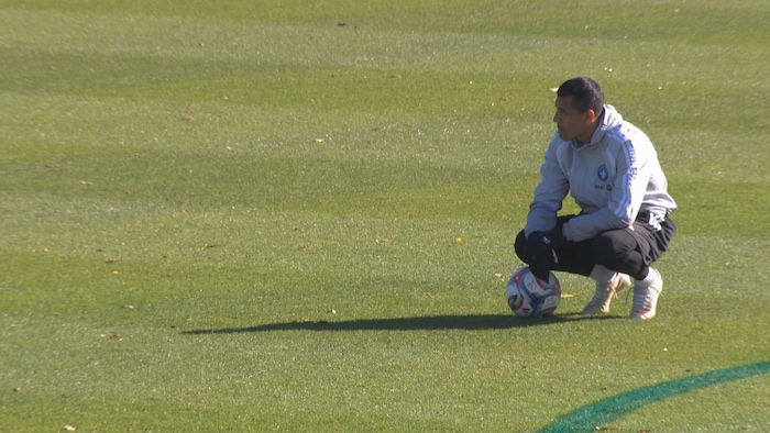 Un joueur de soccer sur le terrain.