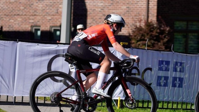 Sandrine Veilleux sur son vélo pendant la course sur route U19.