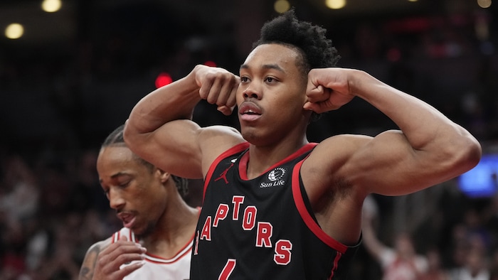 Scottie Barnes montre ses muscles après avoir inscrit un panier.