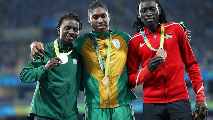 Caster Semenya médaillée d'or du 800 m des Jeux olympiques de Rio en 2016, au centre de Francine Niyonsaba (à gauche) et de Margaret Wambui 