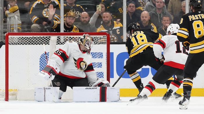 Un joueur de hockey déjoue un gardien.