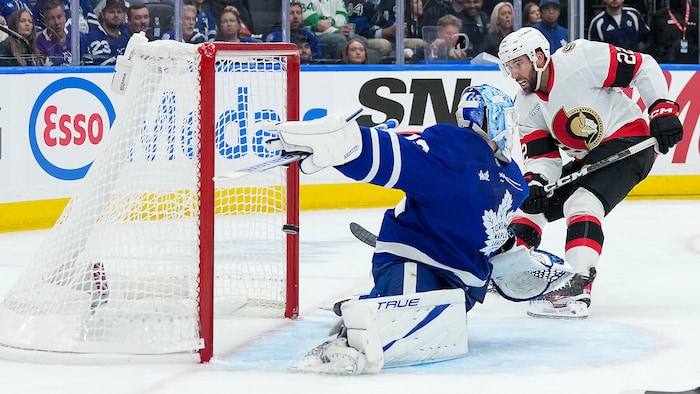 Un joueur de hockey déjoue un gardien.