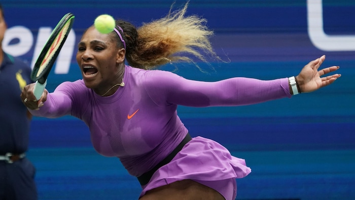 Serena Williams renvoie la balle à Bianca Andreescu en finale des Internationaux des États-Unis.