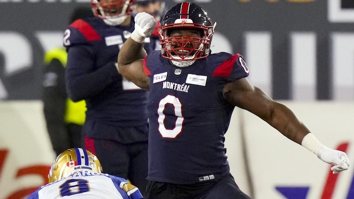 Un joueur de football brandit le poing pour célébrer un beau jeu.