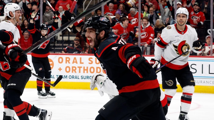 Un hockeyeur crie sa joie après avoir marqué un but.