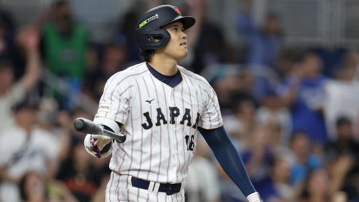 Un joueur de baseball regarde dans les airs.