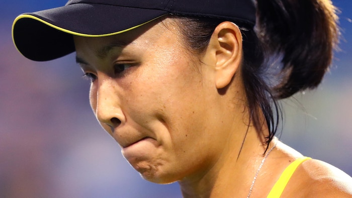 Une joueuse de tennis est soucieuse pendant son match.