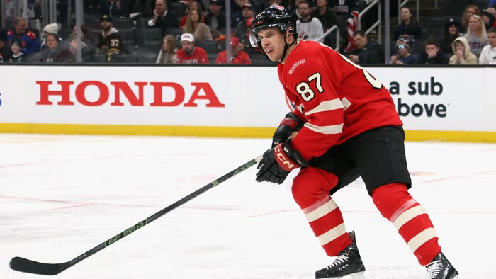 Un hockeyeur patine pendant un match.