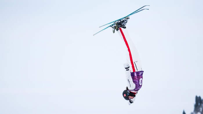 Une skieuse effectue un saut.