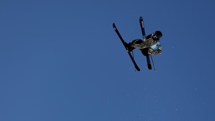 Dylan Deschamps dans les airs lors d'un saut.