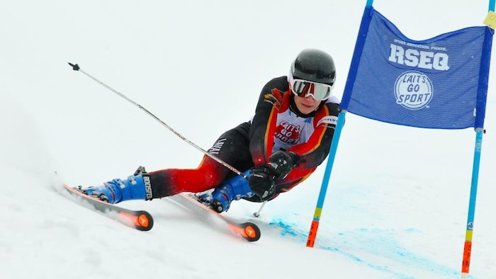Jean-Christophe Allard contourne une porte à toute vitesse sur ses skis