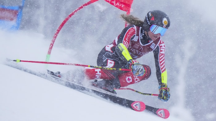 Valérie Grenier passe une porte au slalom géant à Mont-Tremblant.