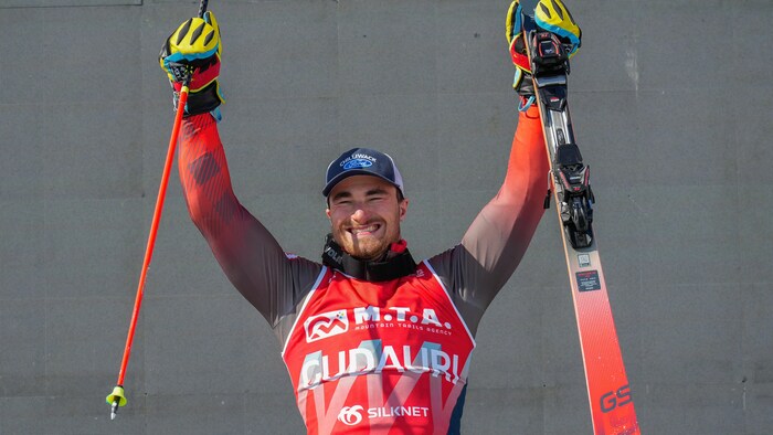 Il lève les bras sur le podium.