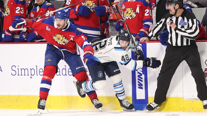 Joueurs en déséquilibre un à côté de l'autre.