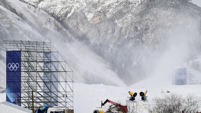 Des canons à neige couvrent la surface des pistes qui serviront pour les Jeux de Milan-Cortina 2026.