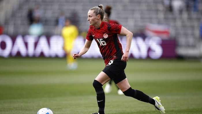 Elle court avec le ballon.
