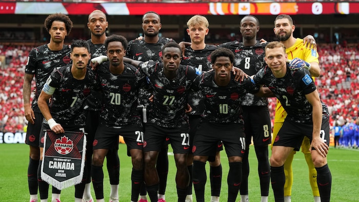L'équipe, constituée de joueurs de différentes couleurs de peau, pose pour une photo.