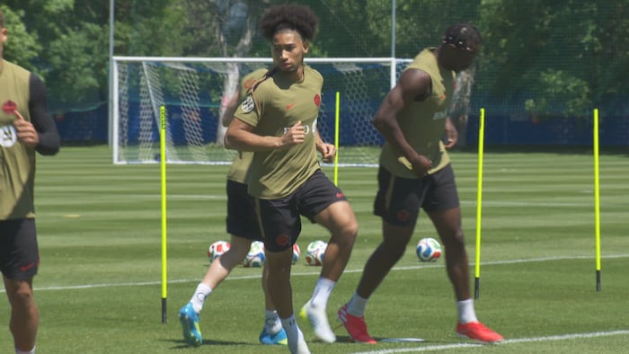 Un joueur de soccer participe à un exercice pendant une séance d'entraînement.