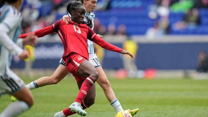 Deux joueuses se battent pour le ballon.