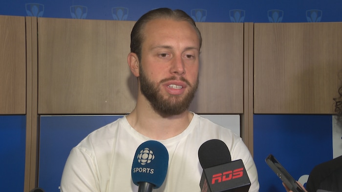 Un joueur de shot s'adresse aux médias.