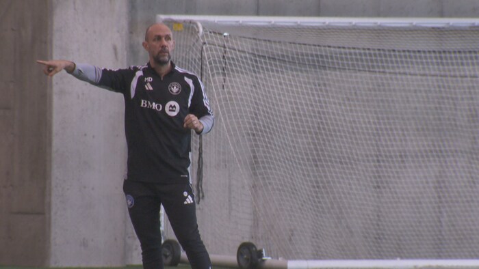 L'entraîneur-chef du CF Montréal pointe au loin.