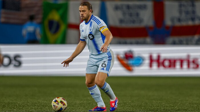 Un joueur de soccer du CF Montréal en possession du ballon.