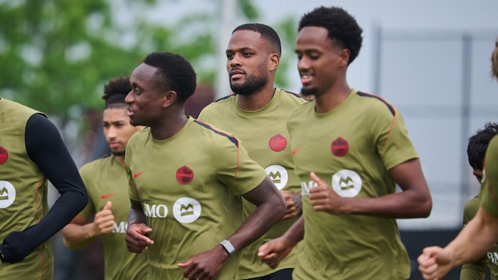 Des joueurs courent.