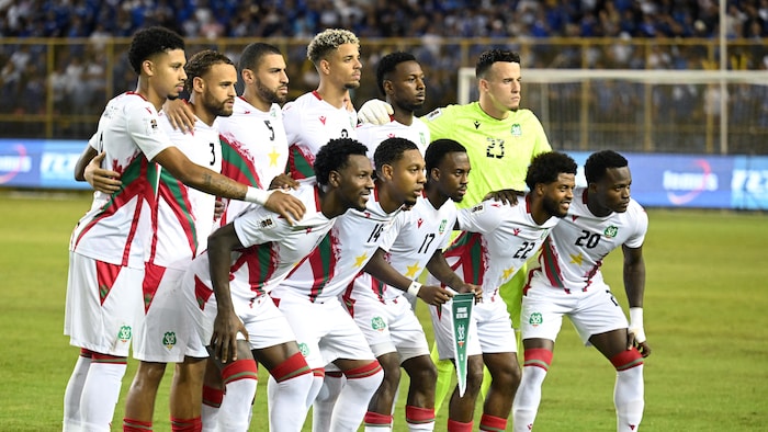 Des joueurs prennent la pose pour la photo d'avant-match.