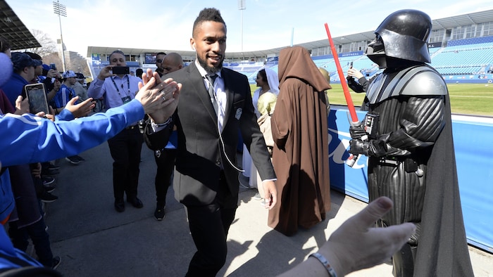 Des personnages de la série Star Wars accueillent des joueurs de soccer.